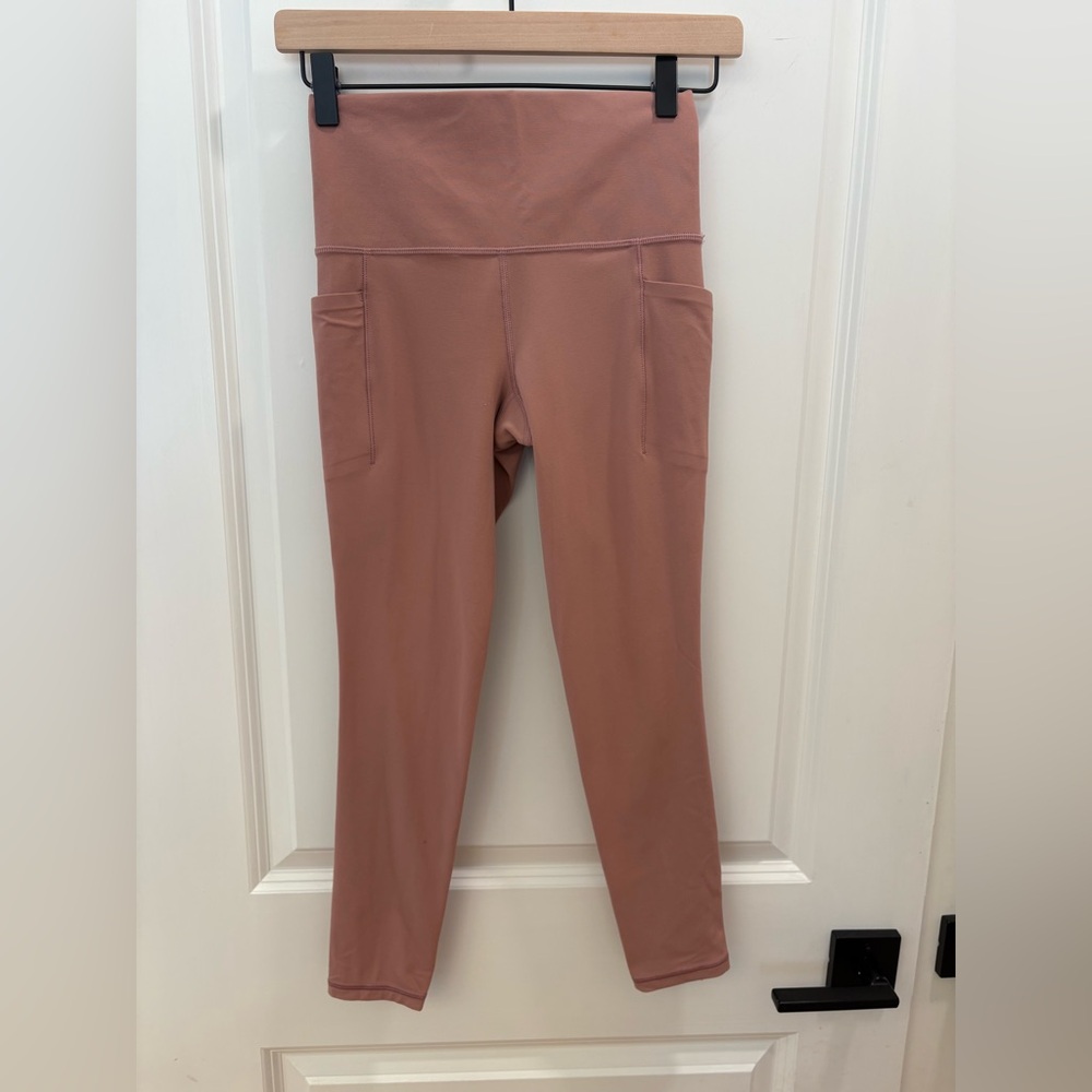 Athleta Salutation Stash Pocket II 7/8 Tight EUC